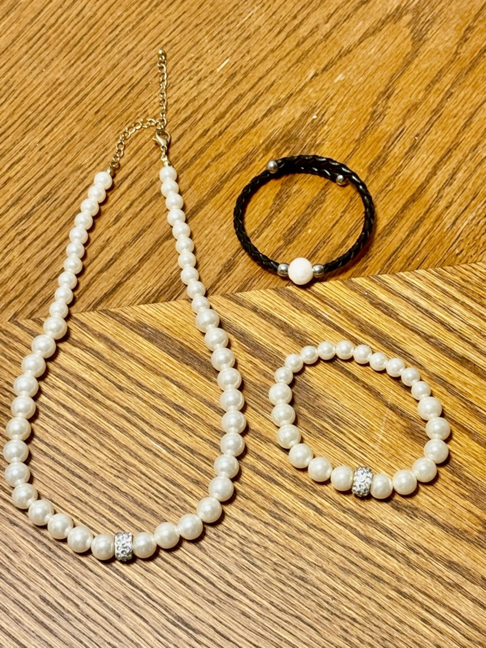 Pearl costume jewelry 3 piece set!!